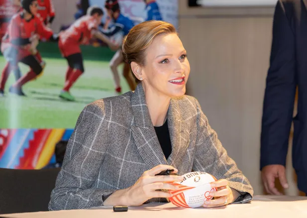 Prinses Charlene met een balletknot in haar lange haar, november 2025.