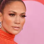 Zien: Jennifer Lopez viert 50ste verjaardag in gouden gladiatorjurk 