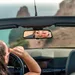 Vrouw rijdend in Cabrio in Spanje - vluchtstrook