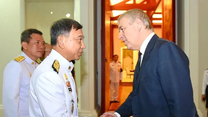 Royals arriveren voor crematies Bhumibol