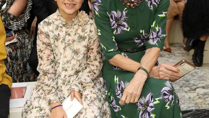 Wie is de piepjonge fashionista die met Anna frontrow zat?