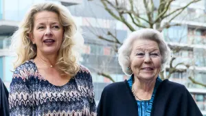 Prinses Mabel vertelt over dochters Luana en Zaria. – Foto van prinses Mabel en prinses Beatrix bij de uitreiking van de Prins Friso Ingenieursprijs, maart 2025.