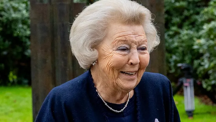 Prinses Beatrix onthult de bronzen beeldengroep 'Het Koninklijk Huis'