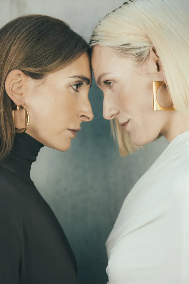 Bruine jurk: Norma Kamali | Witte jurk: Entire Studios | Oorbellen: Jacquemus 