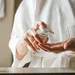 Vrouw die skincare doet in badjas