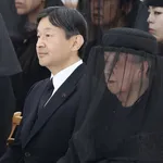 Oudste royal overleden – Foto van prinses Masako, prins Naruhito en prinses Yuriko bij de uitvaart van prins Mikasa, 2016.