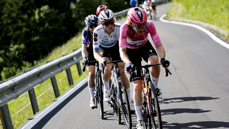 Anna van der Breggen in de roze trui op kop voor Demi Vollering in de Giro Women