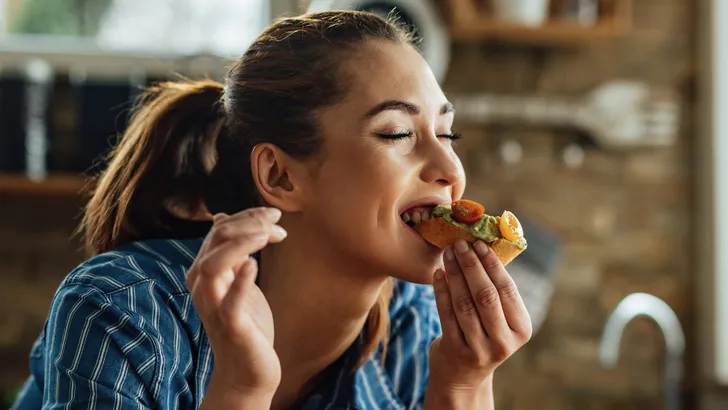Wat er gebeurt als je te snel eet (en waarom je er moe van wordt)