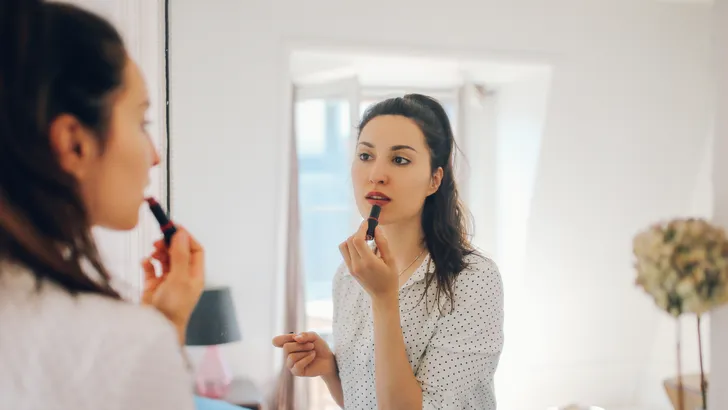 Onderzoek: met deze make-up look haal jij die felbegeerde promotie binnen