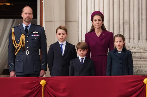 De prins en prinses van Wales op het balkon met hun kinderen tijdens VE Day 2025.