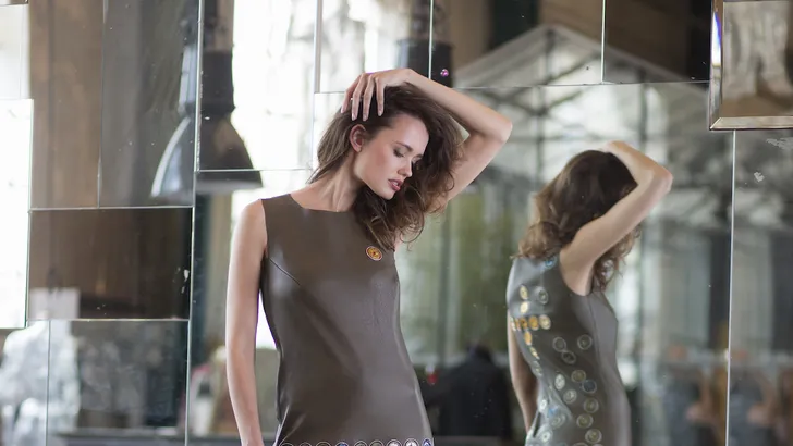World Recycling Day: Hans Ubbink maakt een jurk van Nespresso-capsules