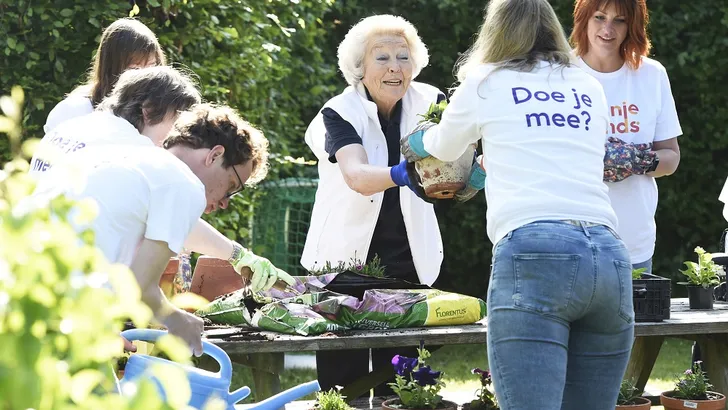 Prinses Beatrix: groene vingers en vrolijke gesprekken 