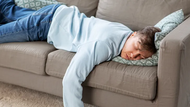 Slapende man op de bank