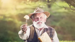 Een boer met een blok kaas