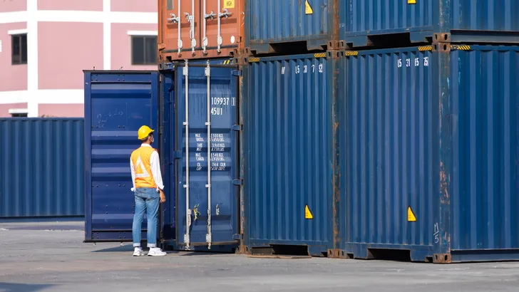 Hij betaalde 25.000 dollar voor een dichte container en kon zijn ogen niet geloven toen de deuren opengingen