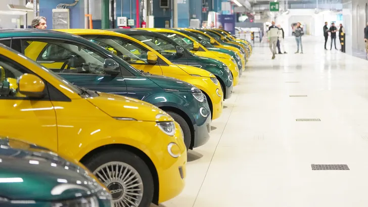 Stellantis kondigt productiestops en honderden ontslagen aan in Europese fabrieken door dalende vraag