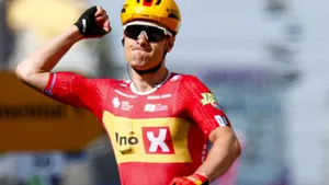 Giro-ritwinnaar Fredrik Dversnes van Uno-X juicht op de finish in Milaan en draagt een opvallend aerodynamisch fietsshirt zonder rits.