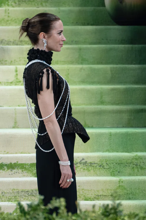 Emily Blunt in Ashi Studio bij het Met Gala. 