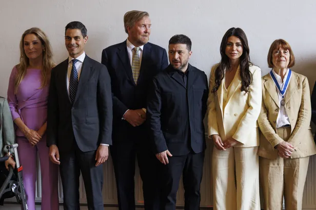 V.l.n.r: Lucille Werner, Minister-president Rob Jetten, Koning Willem-Alexander, de Oekraïense president Volodymyr Zelensky, Olcay Gulsen en Gisèle Pèlicot
