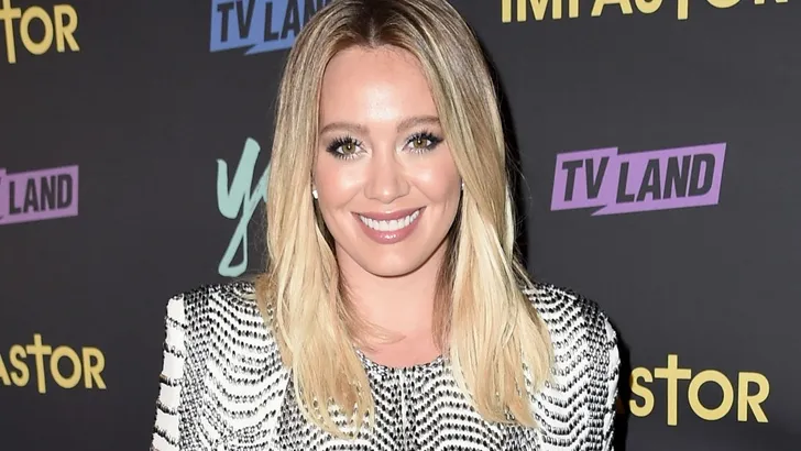 Hilary Duff ligt onder vuur door deze 'kusfoto'