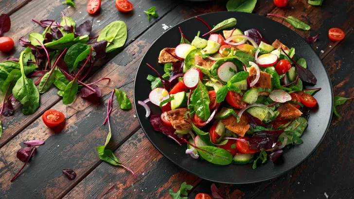 Last van een opgeblazen gevoel na je ‘lichte’ lunch? Stop met zoeken. Deze verrassende groente is vaak de boosdoener in je salade.
