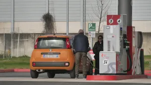 Italië verlaagt brandstofprijs met 25 cent, maar waarom gebeurt dat hier niet?