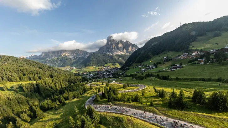 Renners klimmen tijdens de Maratona dles Dolomites, steile Dolomietenpas