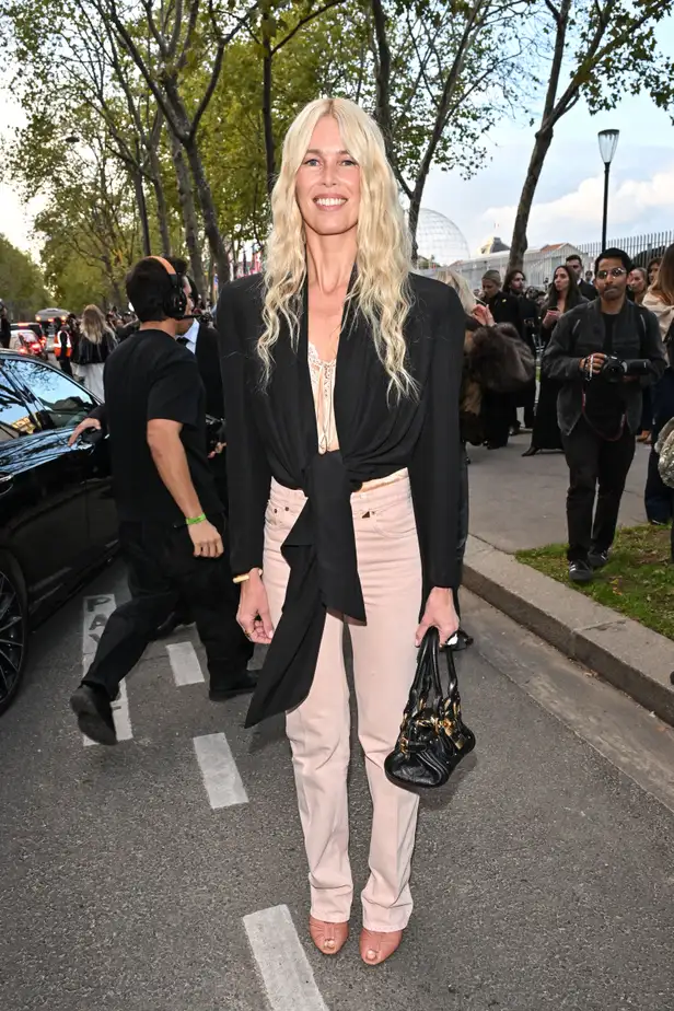 Claudia Schiffer met haar prachtige 90's blowout met topmerk Chloé tijdens Paris Fashion Week in Parijs