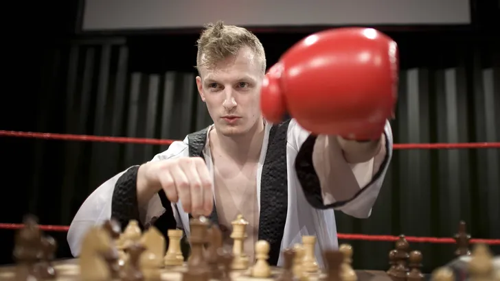 Knock-out en schaakmat: het bizarre verhaal van schaakboksen