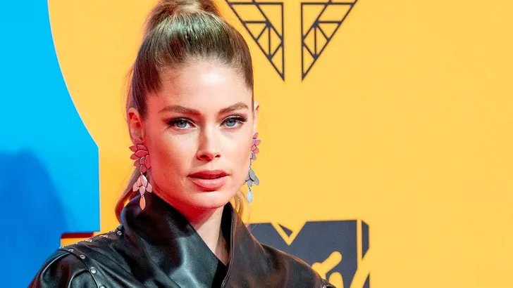Doutzen Kroes aan de acupunctuur