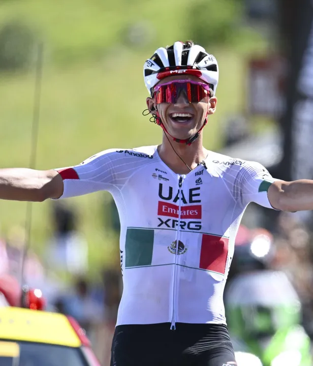 Wieler Revue sprak de voorbije jaren vrijwel alle grote namen uit het Tour de France-peloton. Hoe raakten zij in de ban van de sport? Vaak speelde de Tour de France een grote rol. In deel 2 Isaac del Toro.
