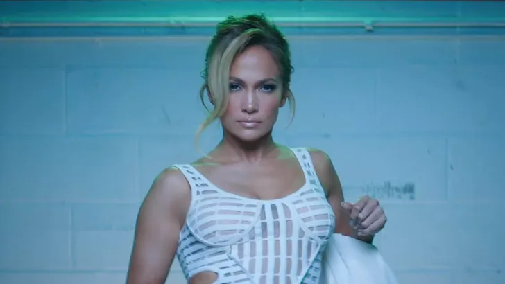 Jennifer Lopez doet pikante shoot op het strand [+foto]