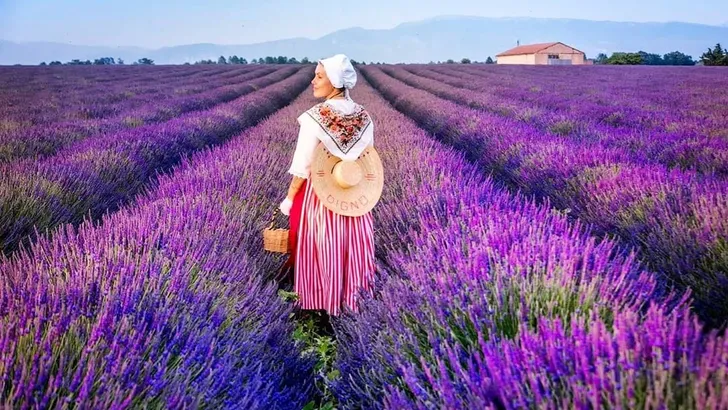 Wil je zien: prachtige reisfoto's in nationaal kostuum