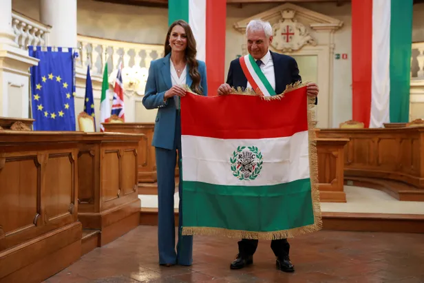 Stralend van trots ontving Kate de Primo Tricolore uit handen van burgemeester Marco Massari. 