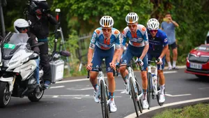 van den broek en bardet met een motor