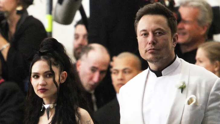 Vriendin van Elon Musk laat alien-littekens op haar rug zetten