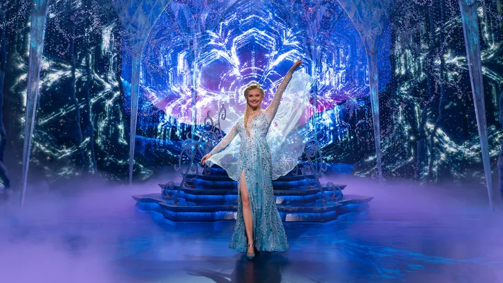 Dit kunnen we leren van Frozen – Foto van Vajèn van den Bosch in de musical Disney Frozen in haar rol als prinses Elsa.