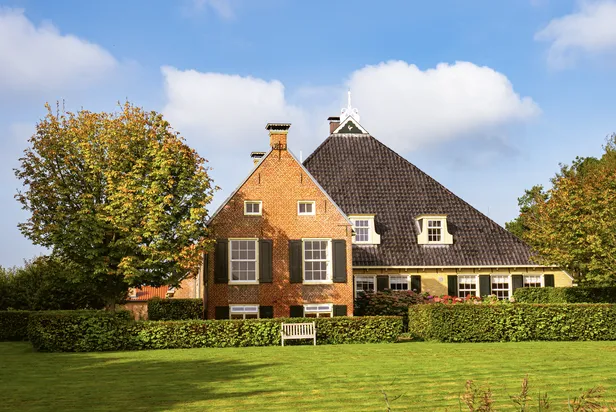 Boerderij in Friesland met een uilenbord