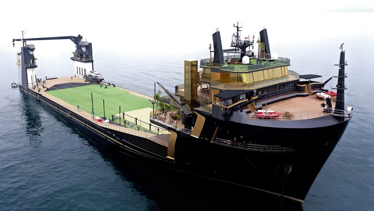 Zo maakten ze van een roestig Japans vrachtschip een bizar megajacht