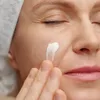 Dermatoloog legt uit: hierdoor werkt je favoriete skincare plotseling niet meer | Nouveau