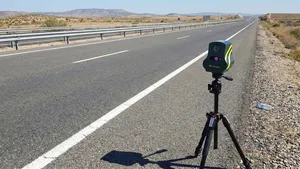Spanje zet nieuwe kleine flitspaal in die voor automobilisten bijna onzichtbaar is