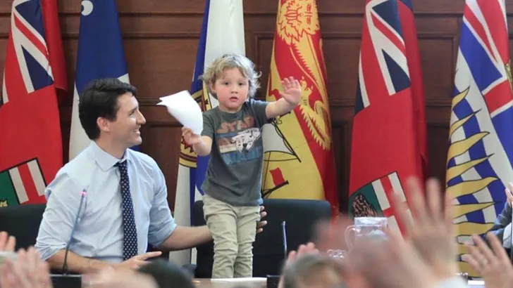 Fotoserie: Canadese premier (en trotse vader) Justin Trudeau neemt zijn zoontje mee naar het werk