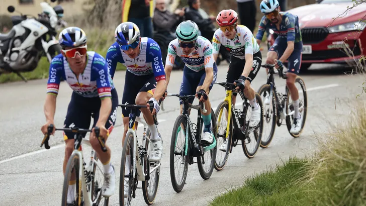 Remco Evenepoel op kop voor Florian Lipowitz in een elitegroep bergop.