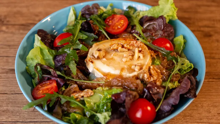 Warme geitenkaassalade