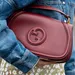 Close-up van vrouw met spijkerjasje en bordeauxrode tas