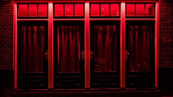 Meerdere verdachten aangehouden in mensenhandelzaak: kwetsbare vrouwen de prostitutie ingelokt