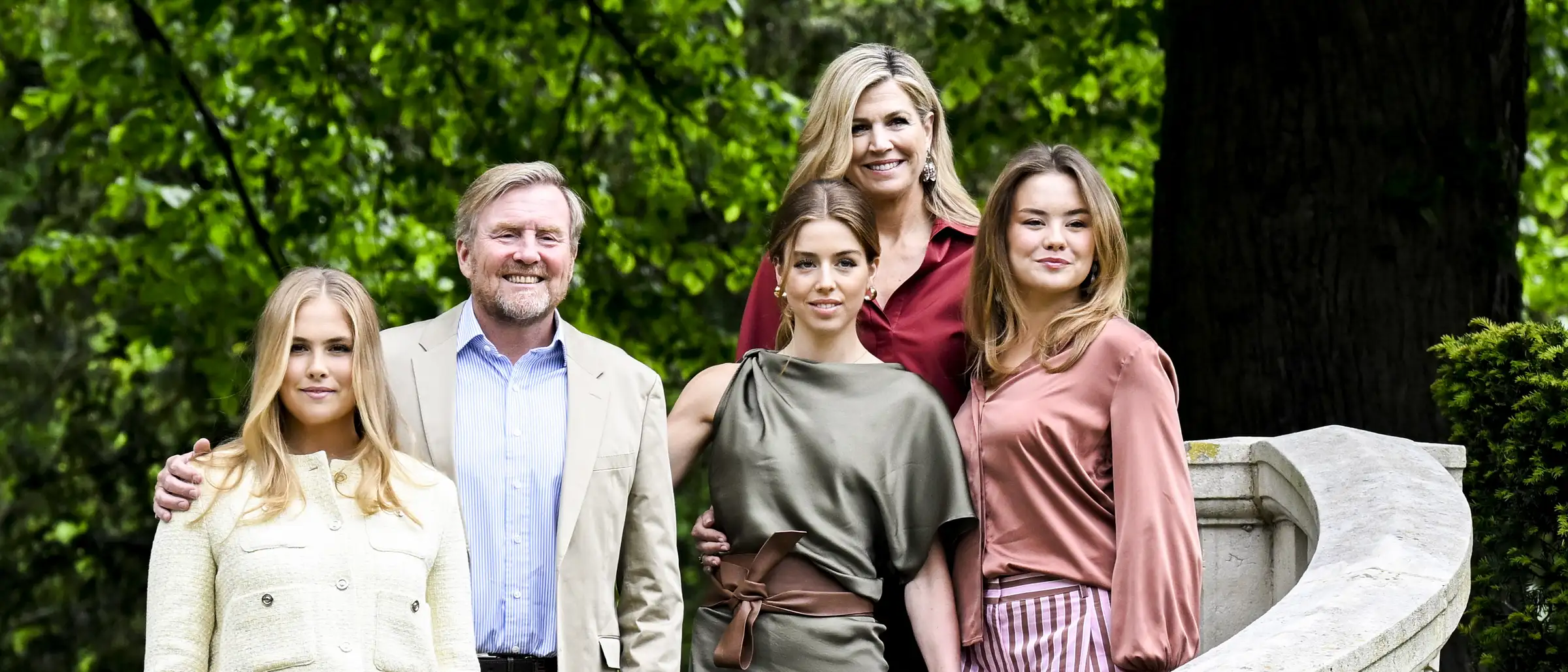 Zien: De koninklijke familie luidt de zomer in met hun jaarlijkse fotosessie! Ontdek de prachtige outfits van Máxima, Amalia, Alexia en Ariane.