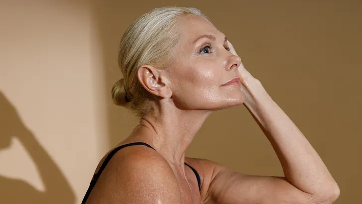 Waarom dit nieuwe peptide-serum een gamechanger is, volgens een huidtherapeut: ‘Alleen fillers konden dit tot nu toe bereiken’