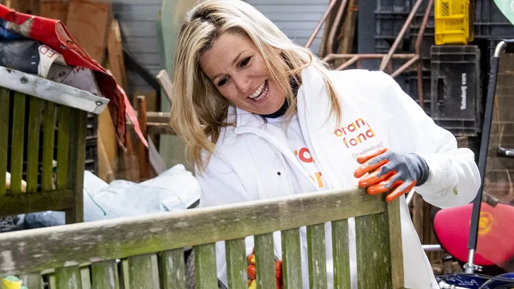 Koningspaar steekt handen uit de mouwen op zorgboerderij
