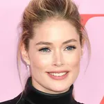 Doutzen Kroes komt vast te zitten op de catwalk tijdens Victoria's Secret Fashion Show